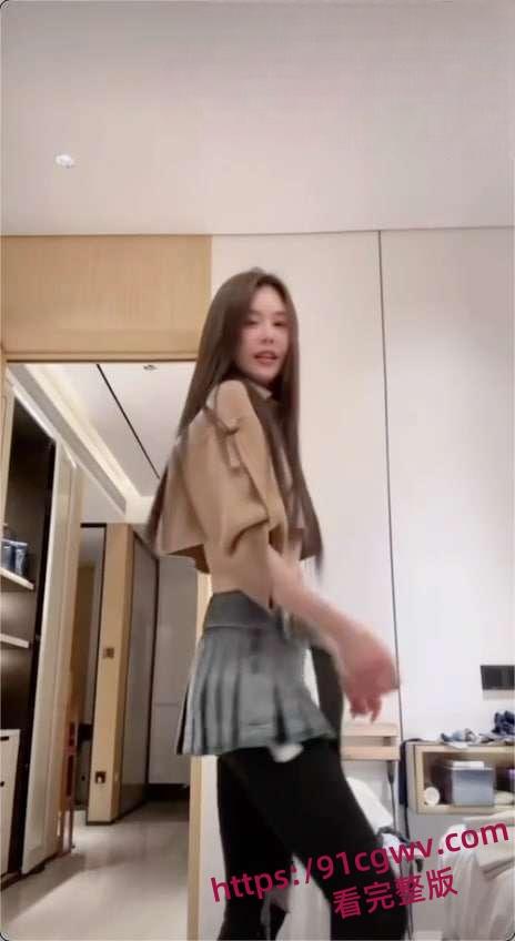 追龙2女主角，晶女郎邱意浓，直播时大方露奶给大家看，难怪王晶对她这么喜欢，原来奶子这么大-4