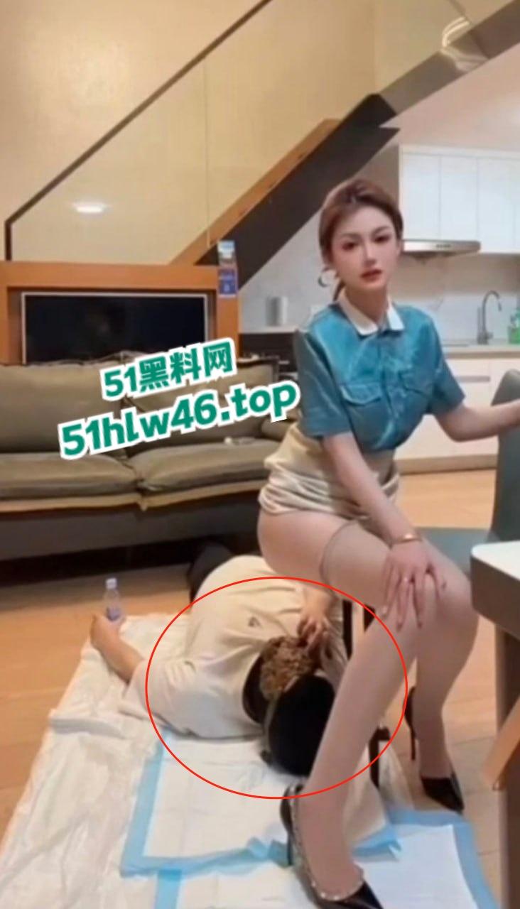 重口味慎点！超美艳长腿空姐调教马桶男奴，亲自拉热乎粑粑喂他吃，慎点小心吐出隔夜饭！-3