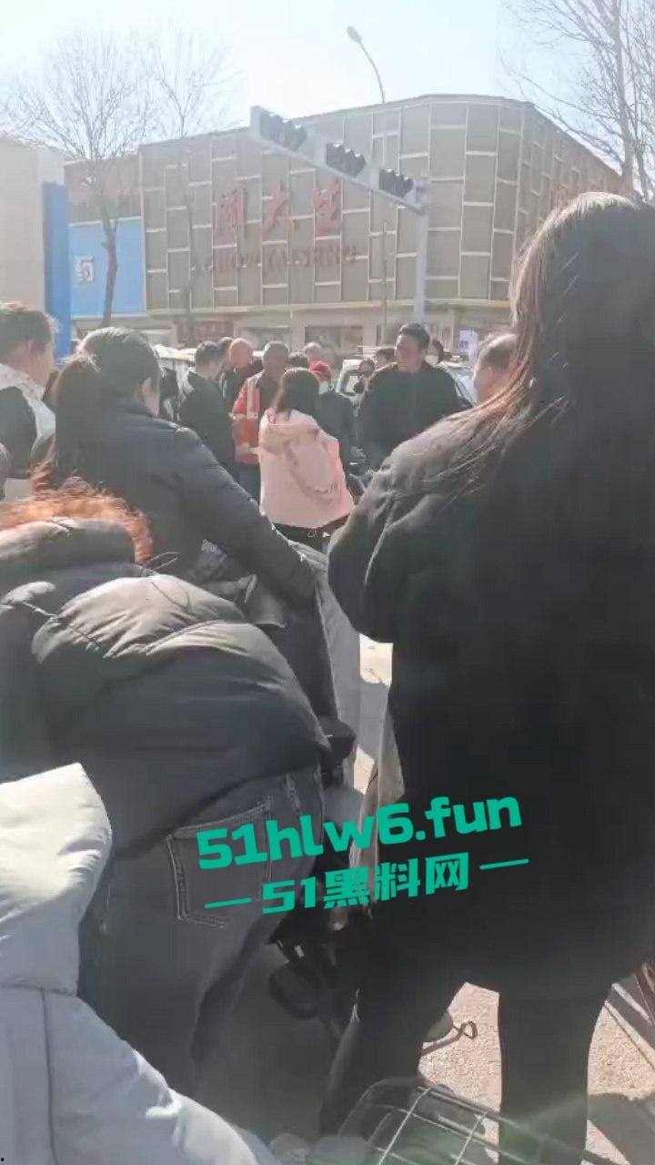 邯郸成安骚妇一年未吃荤聊骚出轨,多次偷吃死不悔改被老公当街破口大骂。-2