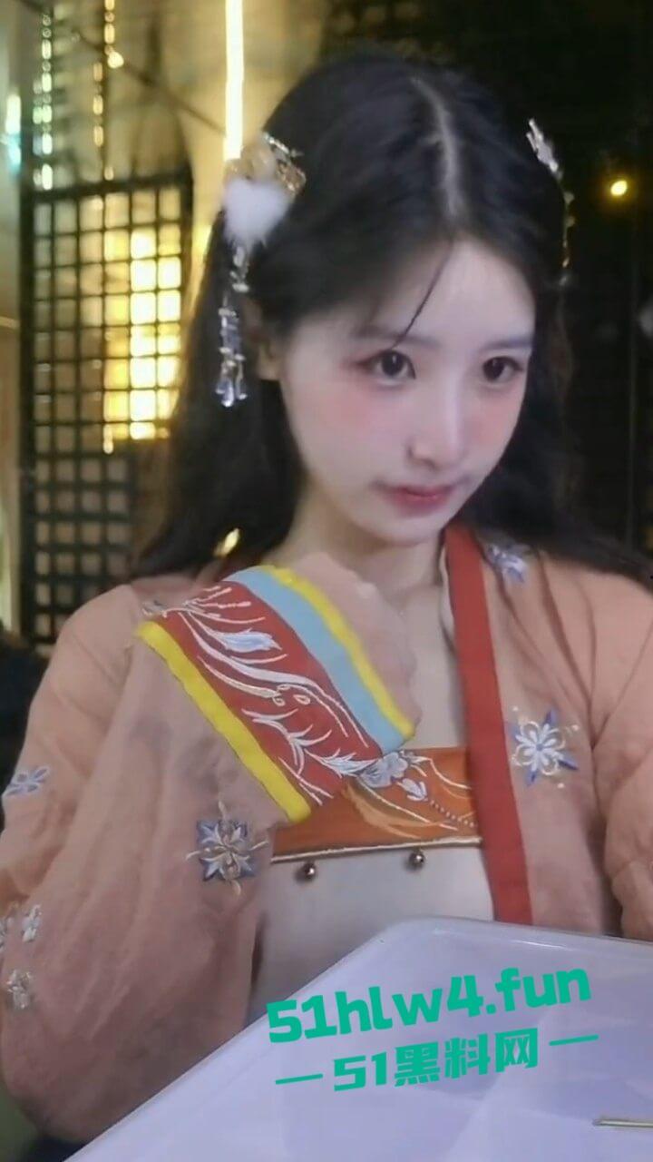 推特【橙子喵酱】竟然在抖音开播,上岸了还是借此收割大哥呢,来回忆一下女神的白虎嫩穴吧。-7