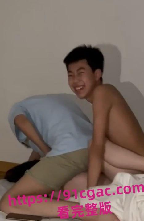 抖音44万粉小伙忘川黑料,多人群P操粉,车窗撒尿,现在的网红是真能整活-5