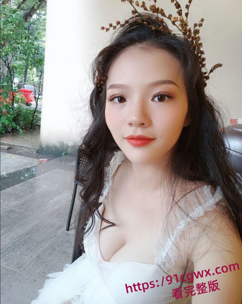 绿母骚妻张悦在公司做客服却还要主动献逼给同事玩3P 穿着黑丝趴在窗前遭受肉棒狂怼打桩!-1