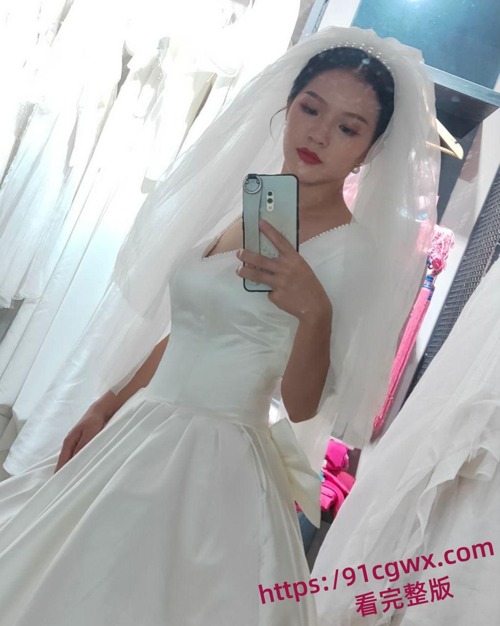 绿母骚妻张悦在公司做客服却还要主动献逼给同事玩3P 穿着黑丝趴在窗前遭受肉棒狂怼打桩!-5