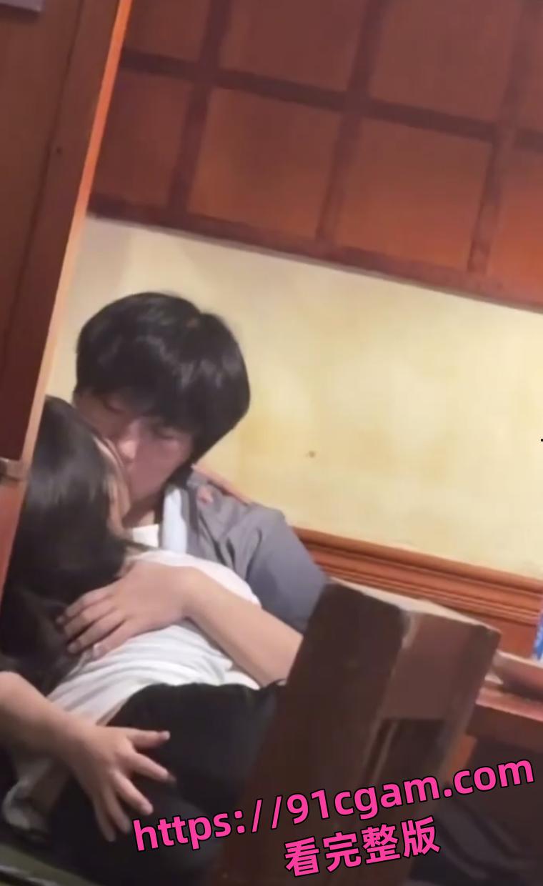 青岛呱呱叫冰淇淋店惊爆!小情侣店内互扣,视频流出全网炸锅!-4