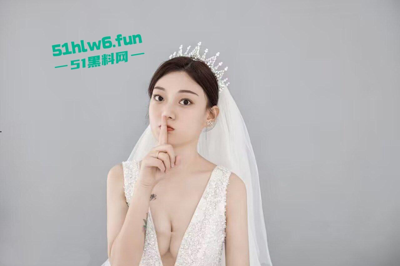 山东大学【陈露】性爱视频遭渣男分手曝光,清纯玉女在浓郁的阴毛下抠逼舔鸡反差十足。-1