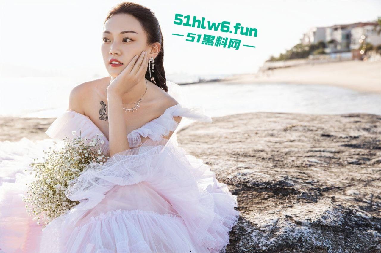 山东大学【陈露】性爱视频遭渣男分手曝光,清纯玉女在浓郁的阴毛下抠逼舔鸡反差十足。-6