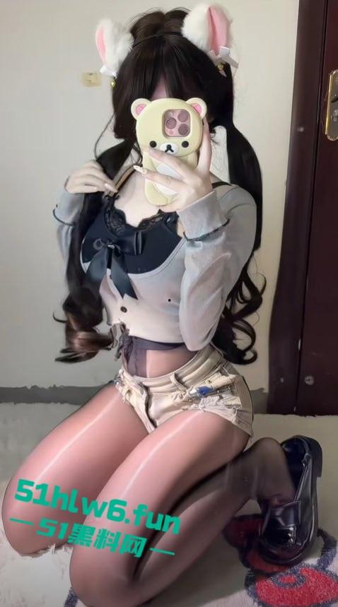 抖音30万粉美少女萝莉【曼萝】大尺度福利视频,小野猫穿肚兜玩弄巨乳假阳具镜前发骚自慰。-1