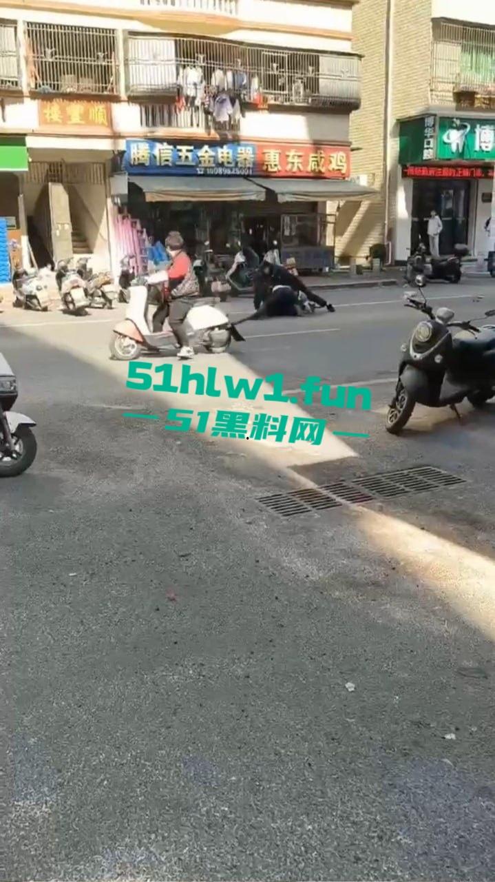 广东海丰县中年大爷手持菜刀怒怼警察，单挑三防爆盾，硬刚场面炸裂牛逼到飞起！-7