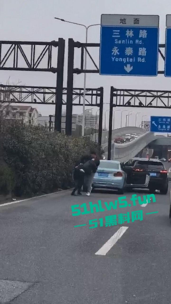 苏州出轨大妈偷会情夫，被儿子开路虎狂追别停，秃头情夫被当街暴打小命归西。-5