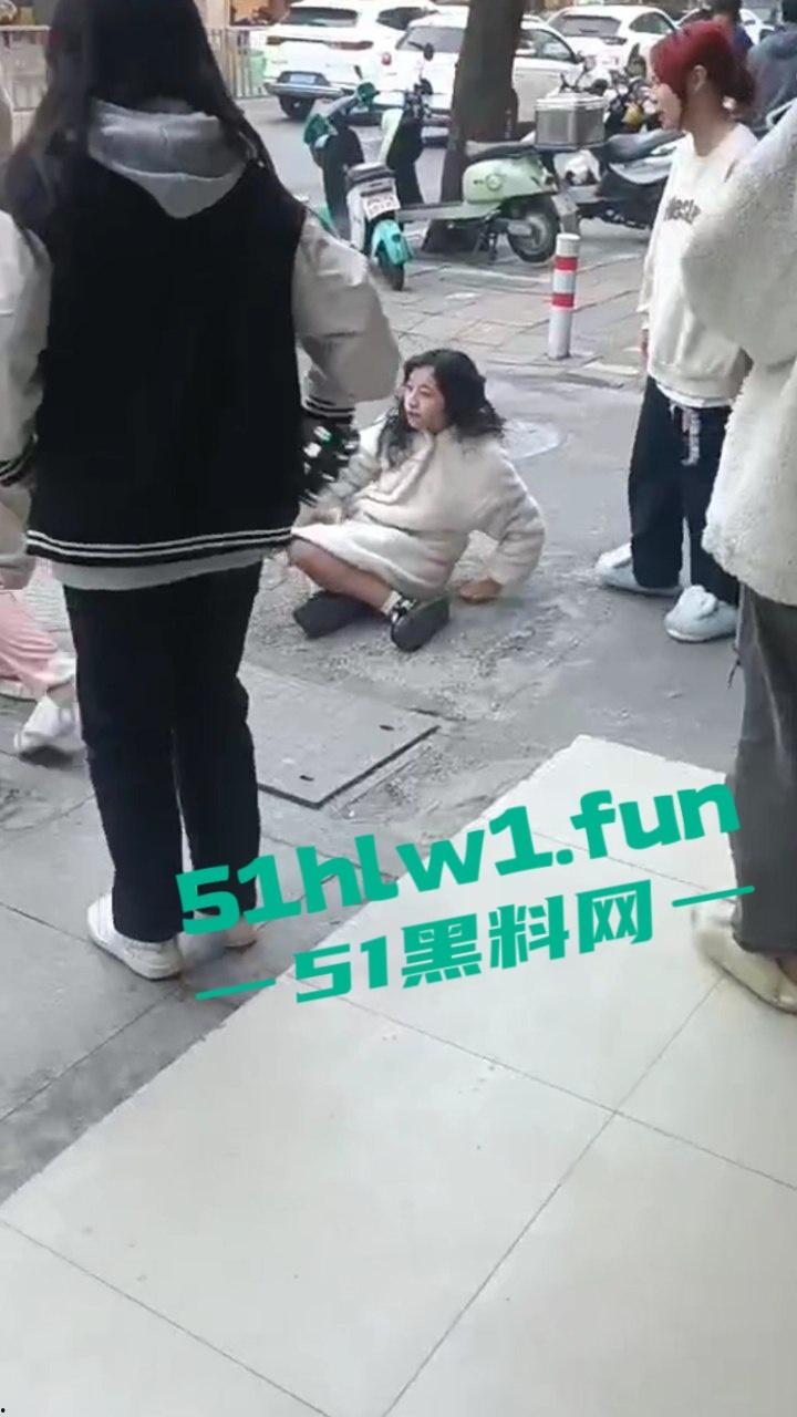 山东枣庄精神小妹霸凌,两帮小美女激情对战,旁边的男学生都看笑了,果然女人打架是男人最爱看的!-1