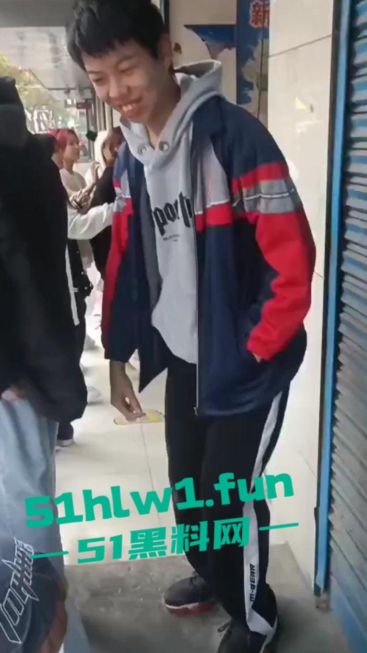 山东枣庄精神小妹霸凌,两帮小美女激情对战,旁边的男学生都看笑了,果然女人打架是男人最爱看的!-9