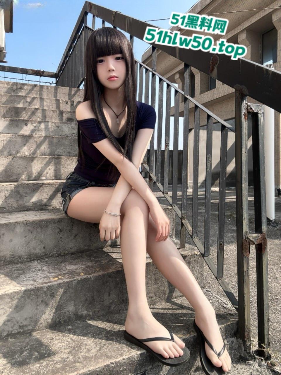 快手萝莉主播【灵灵夕】高颜值可爱萝莉，表面嫩妹私下母狗，私密视频被流出！-1