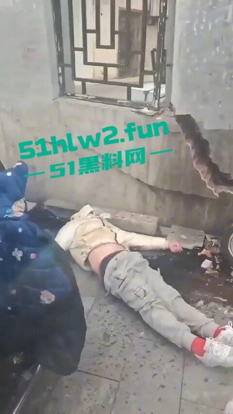 长沙惊现亡命司机，曙光中路地铁站汽车闯红灯狂撞行人，现场鸡飞狗跳司机是真疯了？-1