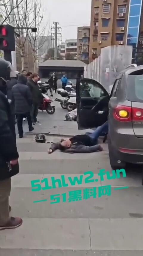 长沙惊现亡命司机，曙光中路地铁站汽车闯红灯狂撞行人，现场鸡飞狗跳司机是真疯了？-4