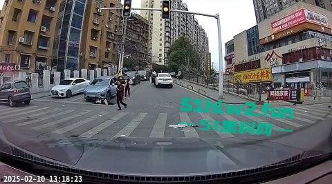 长沙惊现亡命司机，曙光中路地铁站汽车闯红灯狂撞行人，现场鸡飞狗跳司机是真疯了？-6