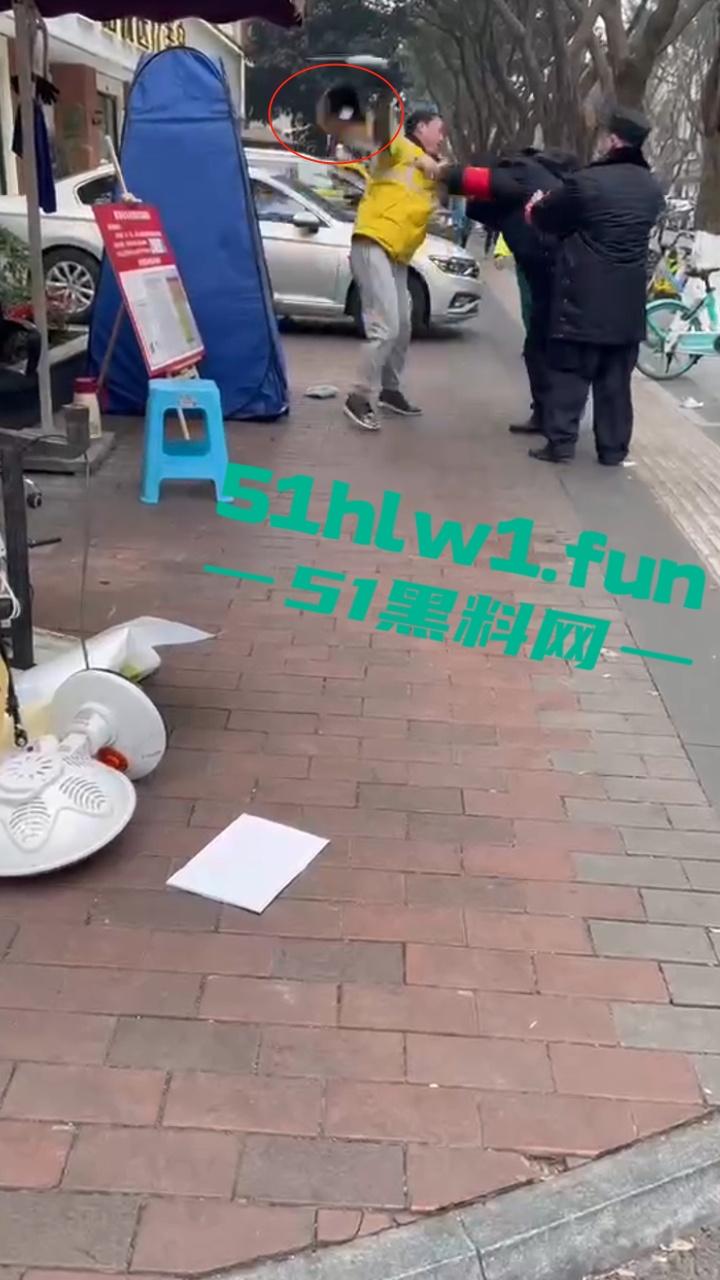 上海花园小区，保安和外卖员互殴。老头为难外卖员，对其进行辱骂侮辱，被外卖小哥抡头盔爆揍！-1