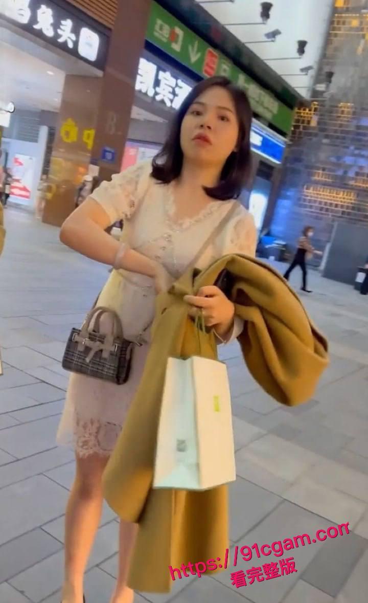 超美少妇真空逛街被大神抄底偷拍!人妻裙下不穿内裤 大黑逼清晰无比 反差十足!-1