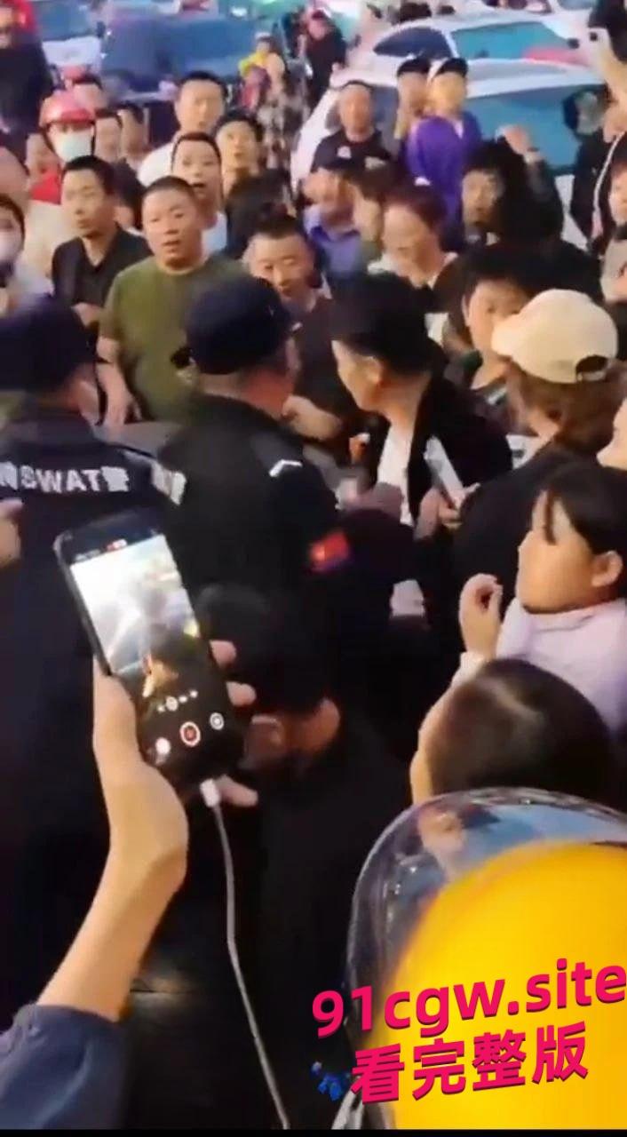 唐山迁安领导与小三南市场车震被原配抓包，警力保护小三撤离！#抓小三#出轨#车震-2