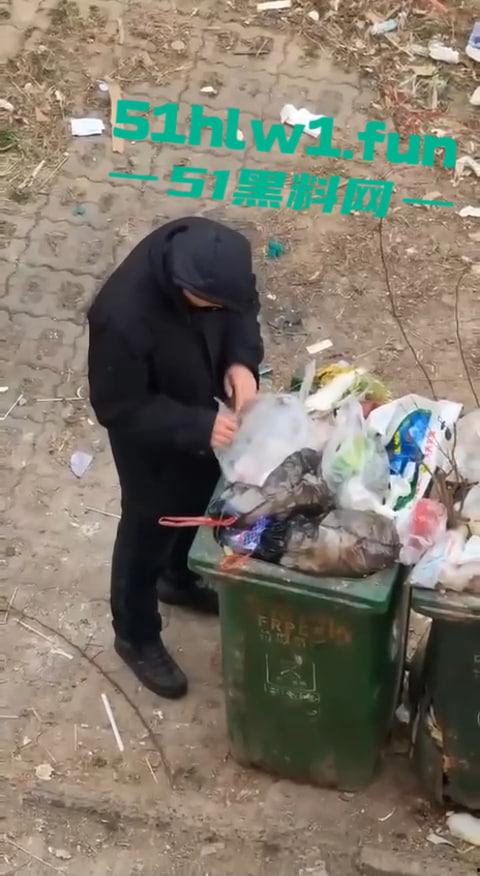 超变态的性癖爱好吗,男子在垃圾桶翻女生带血卫生巾舔舐,蚊子见了都要称赞牛逼。-6
