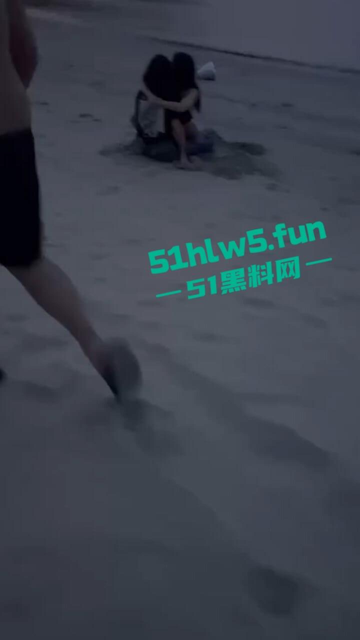 越南岘港仙沙港海滩，一对中国情侣在岘港仙沙港海滩骑乘做爱，现场公狗腰耸动激烈异常引发热议。-1
