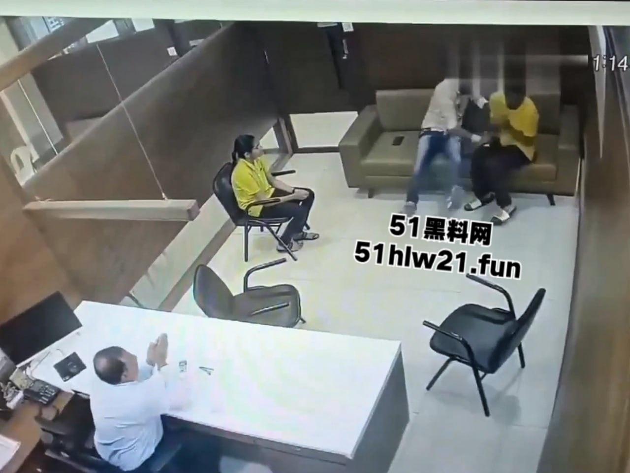 印度保险公司杀人案，男子母亲生病住院找医保公司报销，结果各种理由推脱遭男子持刀猛捅。-3