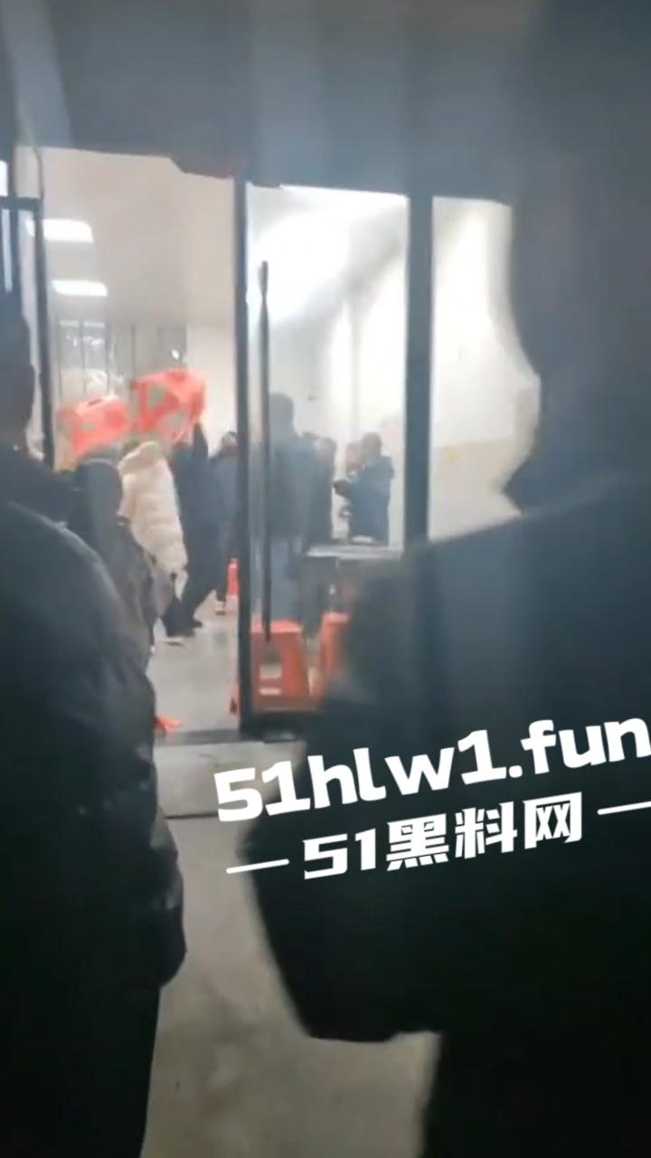 臭棋篓子太没牌品！男子打麻将被自摸胡牌 记恨对家没有碰 愤而打砸麻将馆！-2