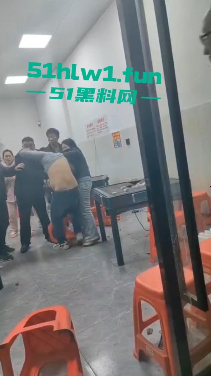 臭棋篓子太没牌品！男子打麻将被自摸胡牌 记恨对家没有碰 愤而打砸麻将馆！-5