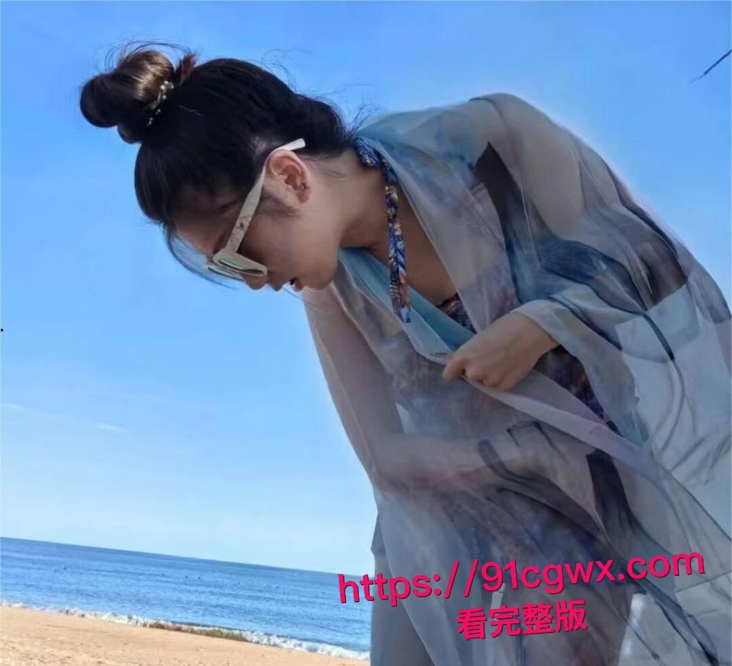 北京女大学生私生活黑料炸锅！无敌翘臀开档黑丝掰逼特写淫水狂喷，像母狗般被大屌爆操成喷水贱货！-7