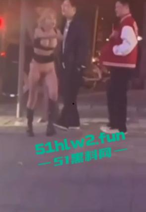 河北秦皇岛社会小妹街头吵架，一言不合就脱裤子露逼让对方操自己，惊呆路人和吃瓜群众。-1