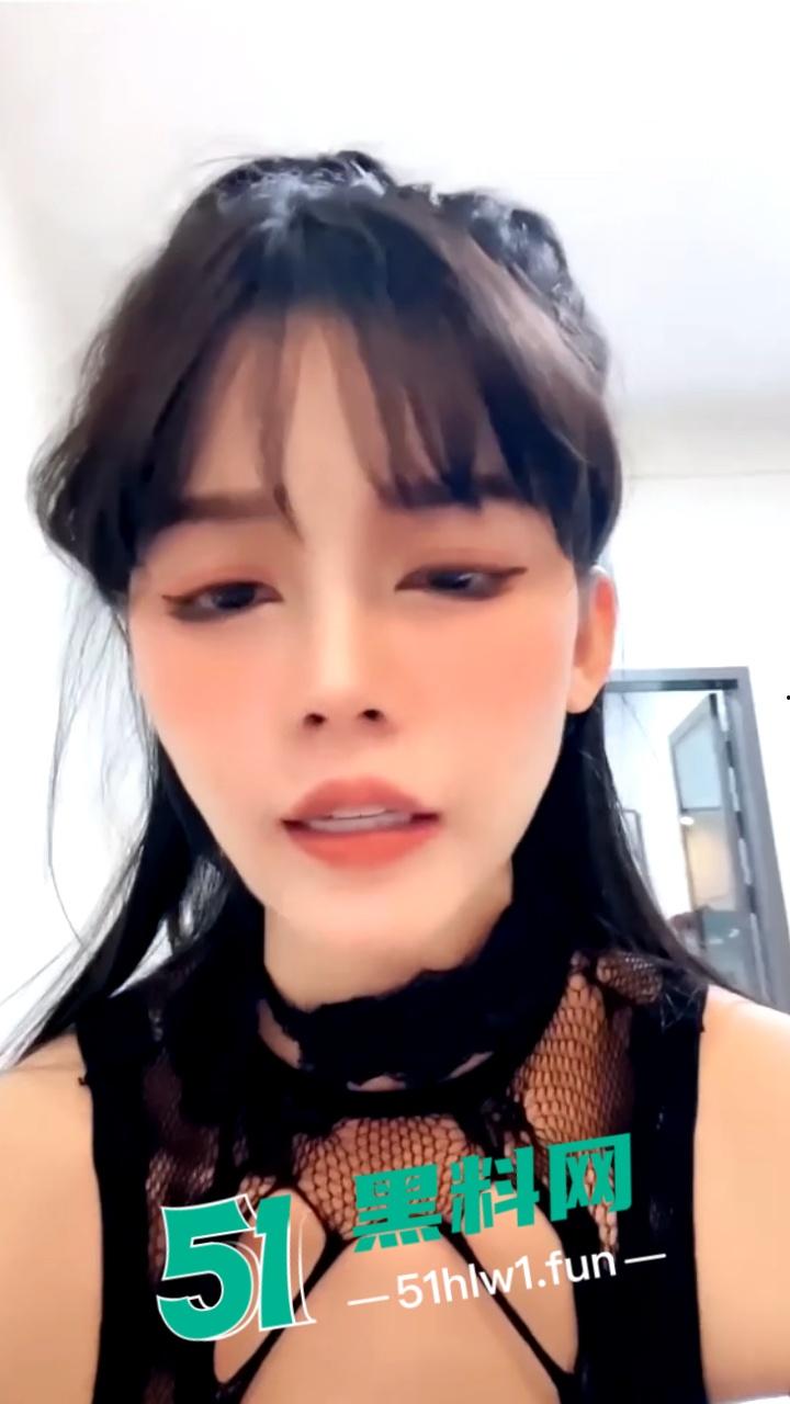 飞机火箭飘一波,奶子骚逼随便摸。人气主播【gi墨迹】百元打赏劲爆直播录屏曝光!-4