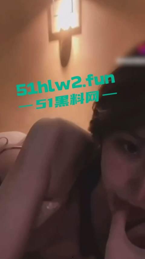 全网疯传的情感导师【Jacker大叔】竟然沦落到找小卡片约,未带小雨伞却遇到了生化母体的毒女被扒。-13