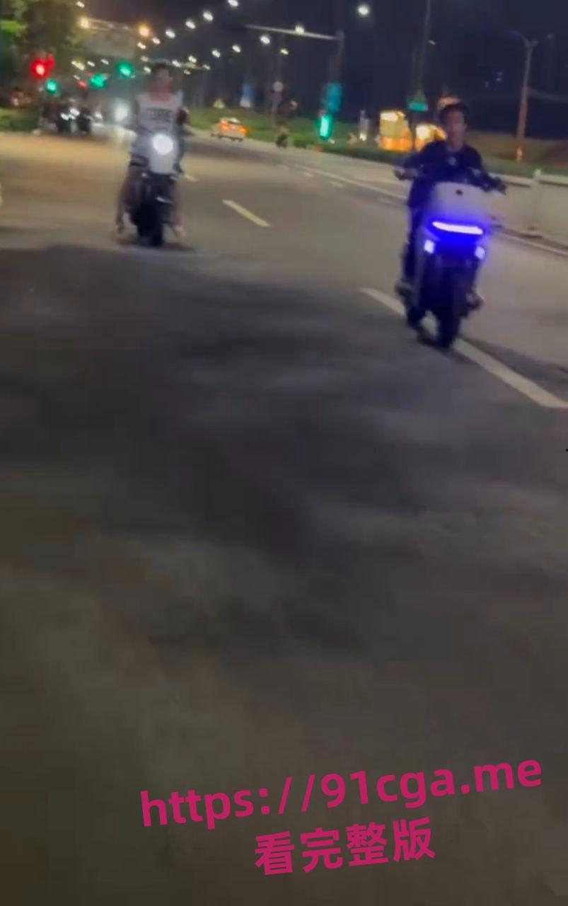 深夜街头惊现古惑仔集体群殴事件 超数十人提刀互砍-2