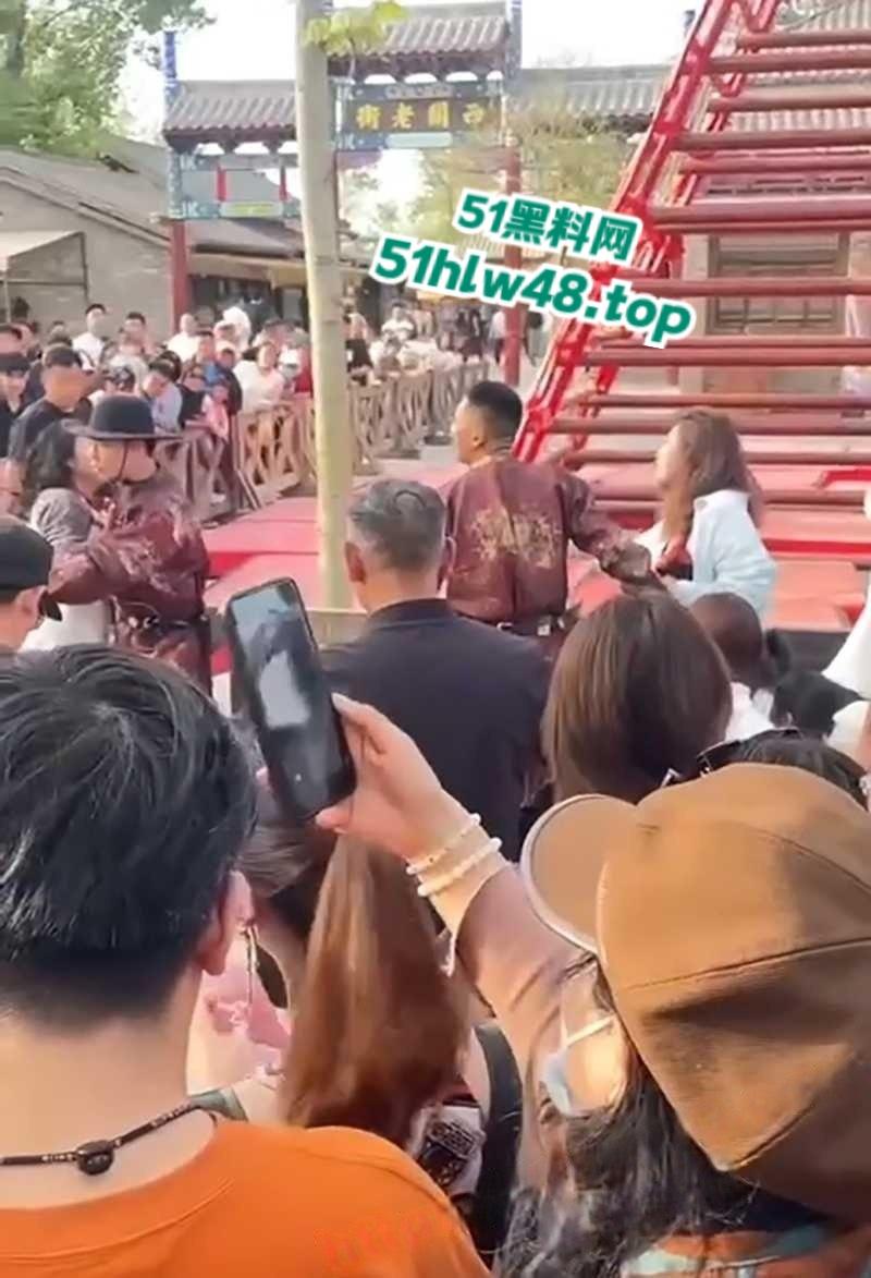 开封万岁山武侠城,两伙游客互殴视频被曝,万岁山不愧是武侠城江湖恩怨就是多,台下比台上还精彩!-1