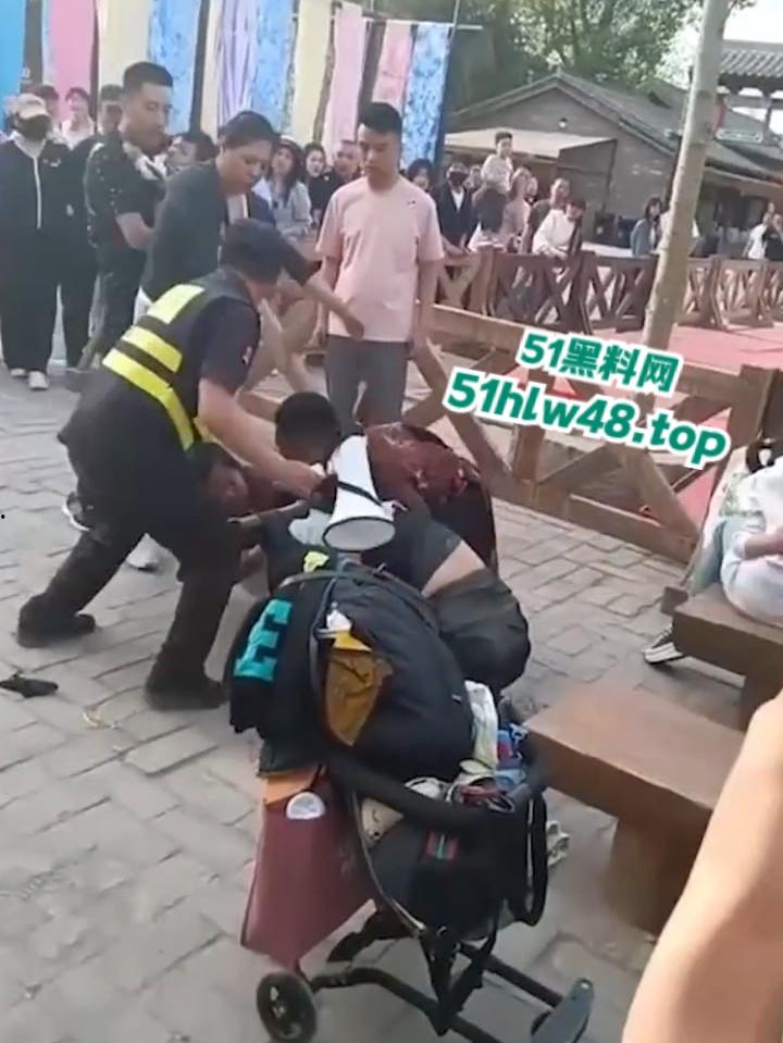 开封万岁山武侠城,两伙游客互殴视频被曝,万岁山不愧是武侠城江湖恩怨就是多,台下比台上还精彩!-6