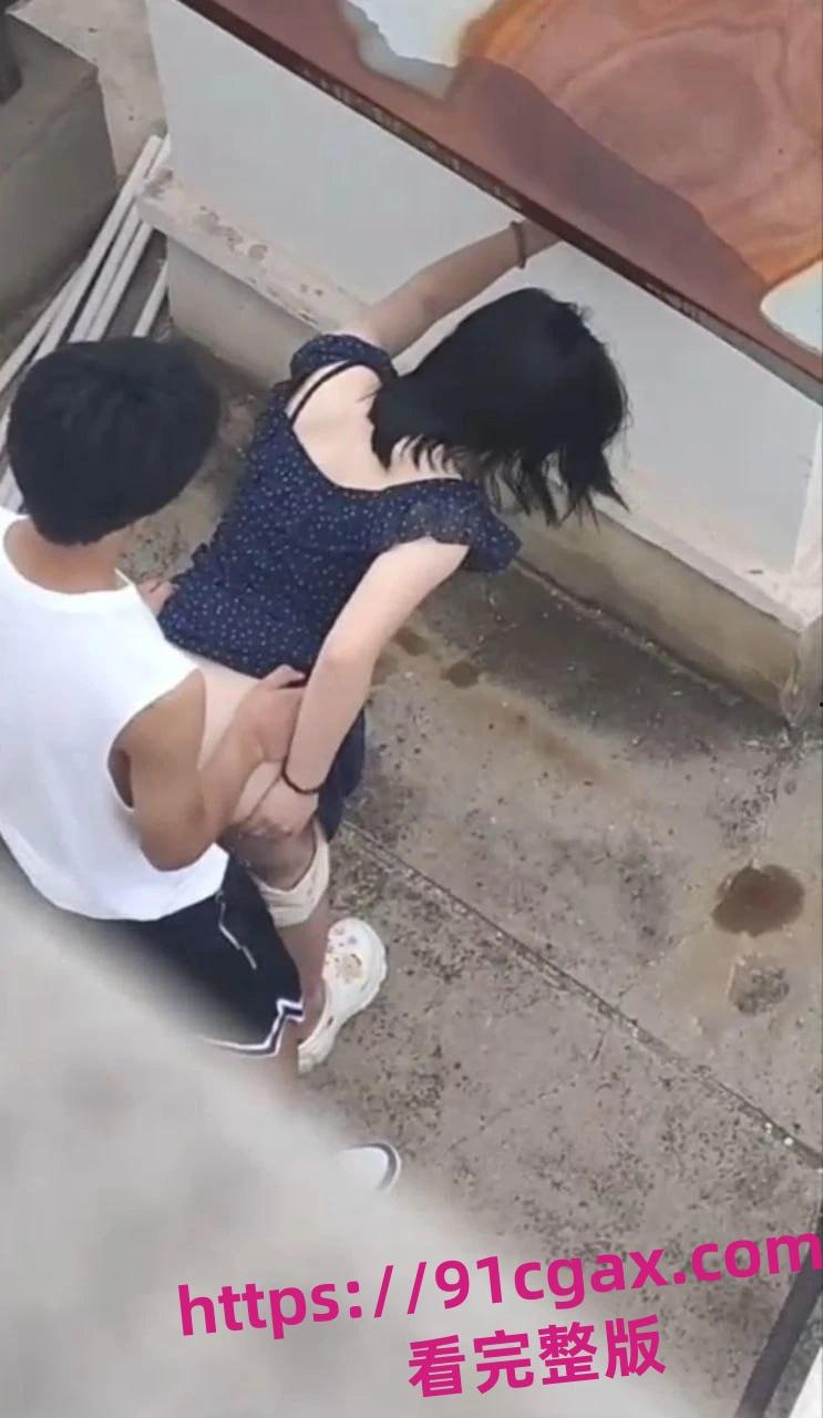 河北定州凤祥园天台情侣激情后入打野炮的瓜 太过于沉浸在抽插的快感中了-1