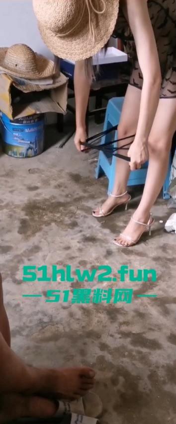 勾引老头太骚了,身材绝美高跟红指甲,性感拉满,老头看得眼珠子都掉出来!-6