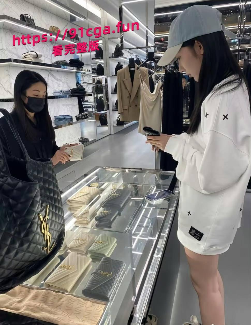 都美竹当初借助吴yi凡事件的热度在网上立住了一个完美受害者的人设，装可怜博网友同情赚粉丝的钱包养小白脸 #都美竹 #网络达人-1