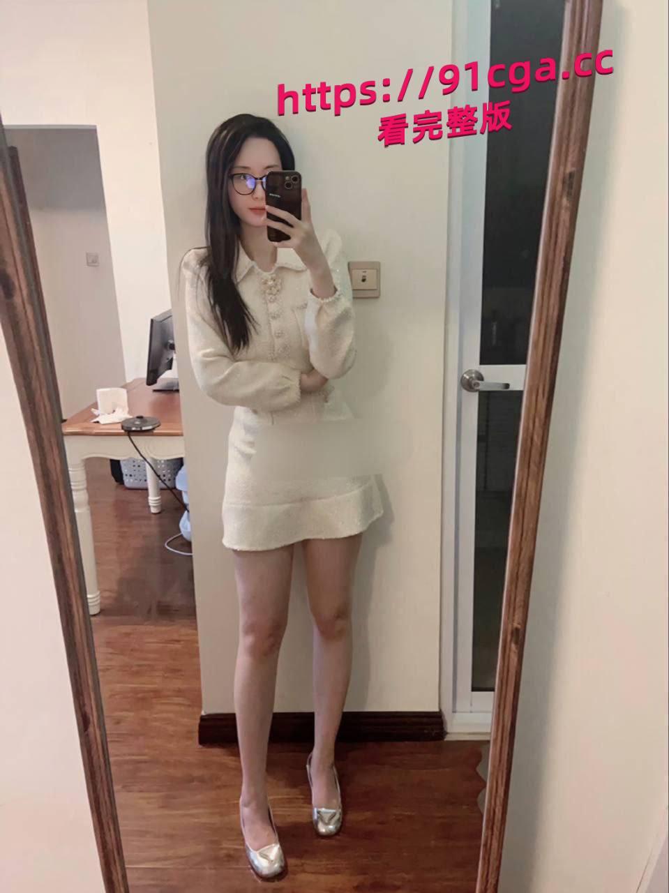 高冷御姐反差太大了 看着冰冰冷冷 却在家里自慰用假电动鸡巴插入自己的紧致小穴-1