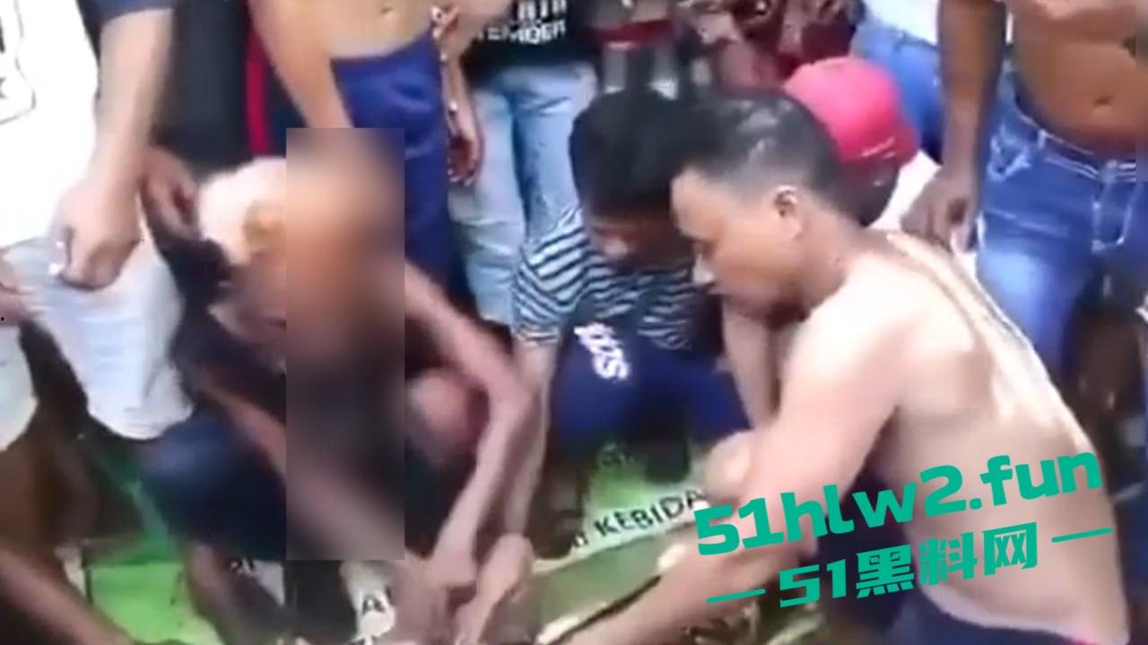 印尼猎奇事件,一妇女在回家途中遭蟒蛇袭击,将其缠绕致死后将妇女吞入腹中被村民发现将蟒蛇打死。-7