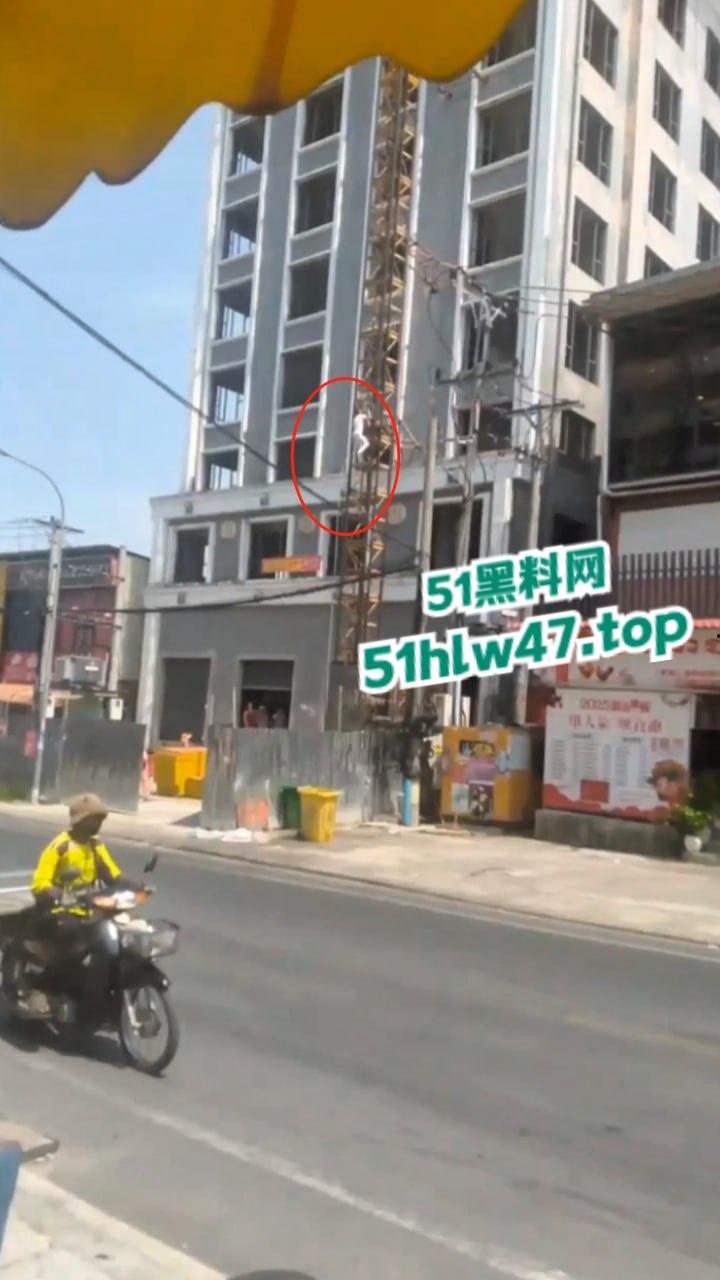 柬埔寨西港跳楼自杀事件,来自中国江西男子【甘院亮】爬到吊车顶部,随后直接跳下身亡。-3