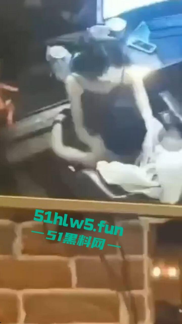 监控实拍！户外激情老玩家大庭广众之下直接啪啪，公共场所直接兽欲大发控制不住发泄。-7