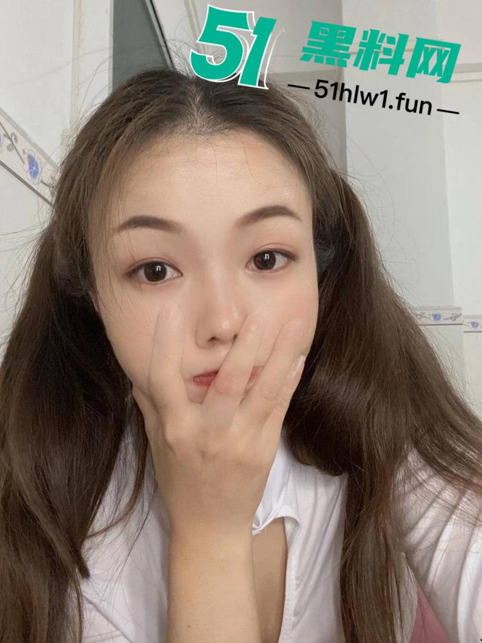 辽宁抚顺骚货淫妻【李宇】背着老公在外偷腥贴纸下母狗形象和炮友激情1分20秒视频流出。-3