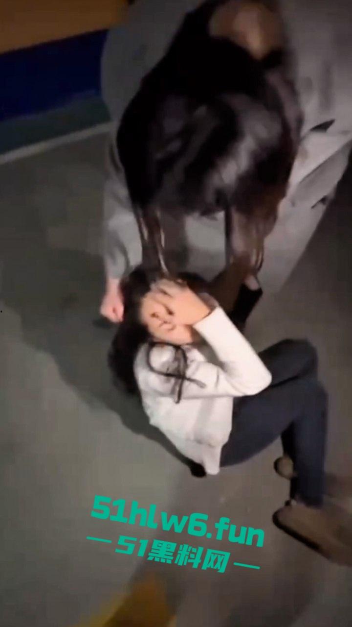 地下停车场捉奸,女子联合亲友抓小三当场逮住老公和小三亲热,将两人围堵殴打,妻子和带来的人已经被刑拘。-2