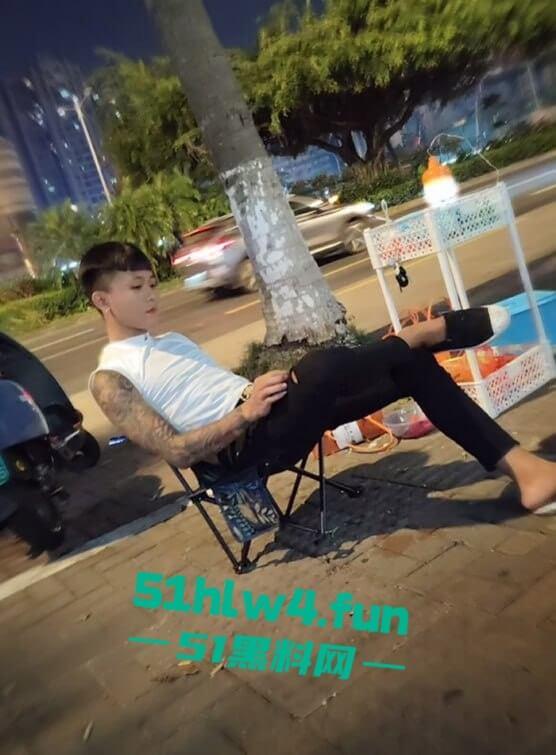 海南纹身精神小伙【侯小黑】只因多看别人女友一眼,就被人当场捅死下辈子记得眼睛别乱看了。-3