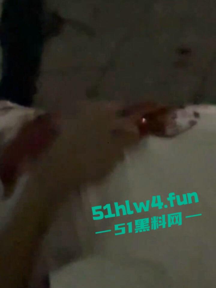 海南纹身精神小伙【侯小黑】只因多看别人女友一眼,就被人当场捅死下辈子记得眼睛别乱看了。-5