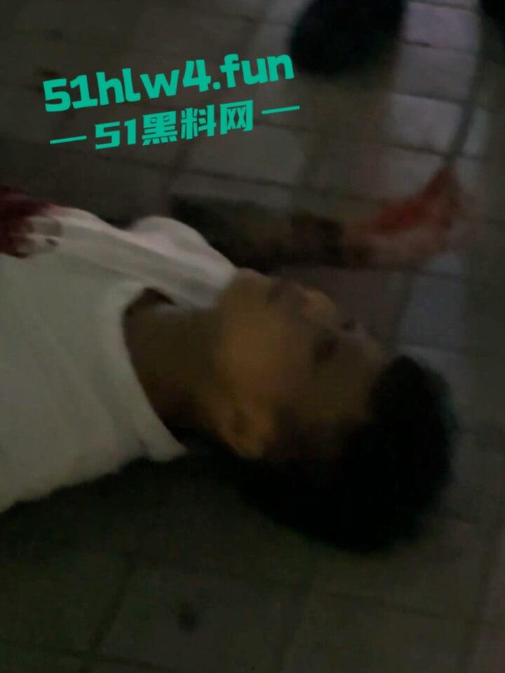 海南纹身精神小伙【侯小黑】只因多看别人女友一眼,就被人当场捅死下辈子记得眼睛别乱看了。-8