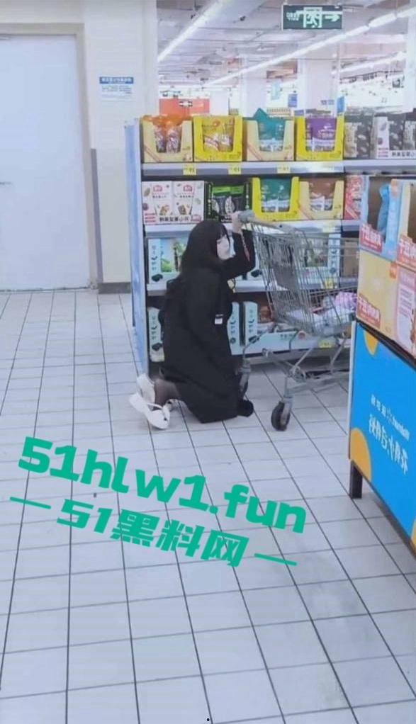 极品高颜值小仙女接受大神户外调教,塞入遥控跳蛋在超市景区大胆玩露出全程。-4