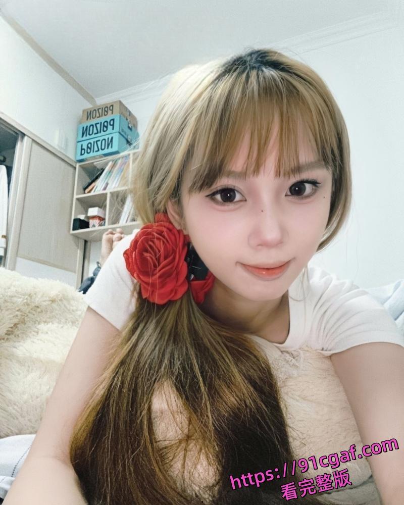 广东服装店老板娘 谢梅 给炮友拍摄自慰视频 饥渴少妇洗澡时使劲揉胸缓解性欲!-1