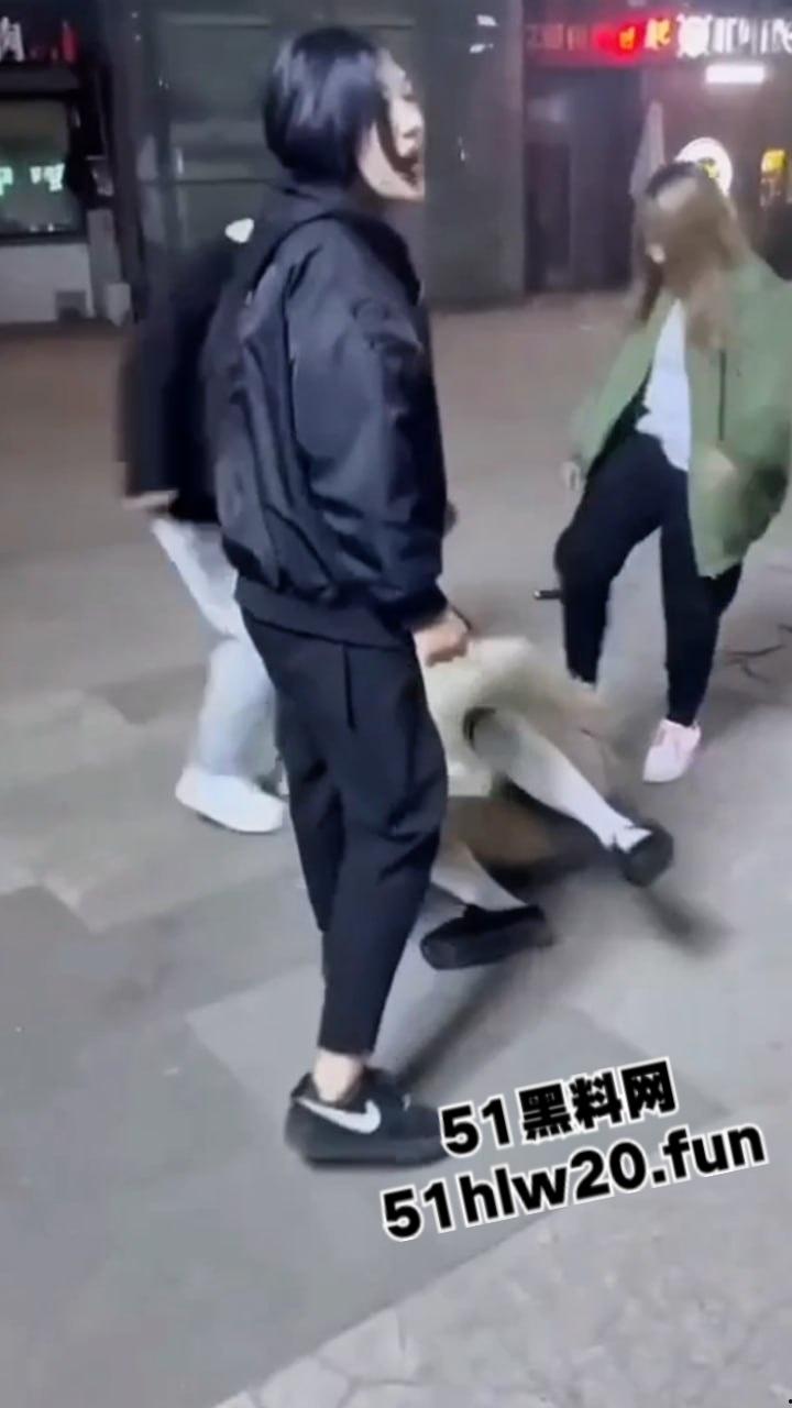 吉林长春精神小妹干架现场,一群精神小妹带着几个小伙围殴俩美女,打人者正在追捕当中。-5
