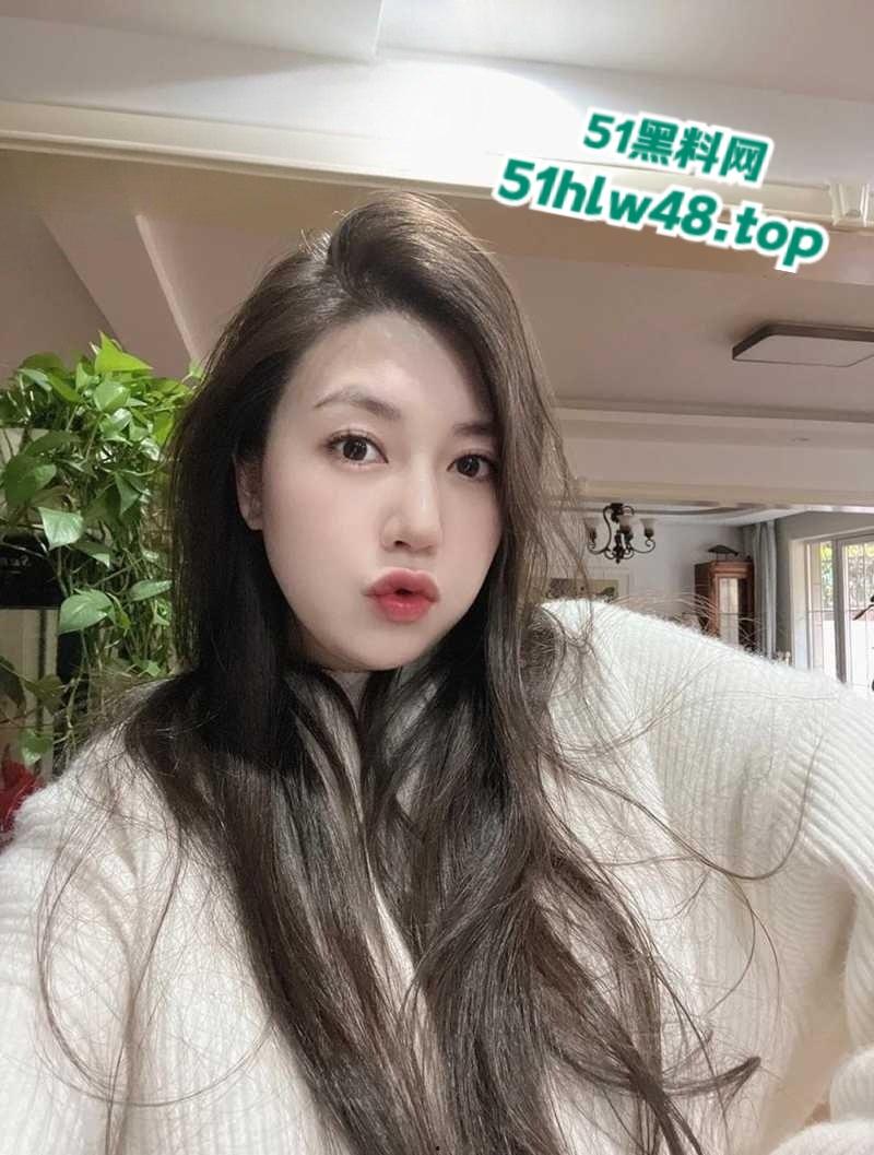 上海极品少妇【陈雪】40岁的骚货单身不婚,玩得比谁都浪很会保养经常3P约炮骚的没边。-7